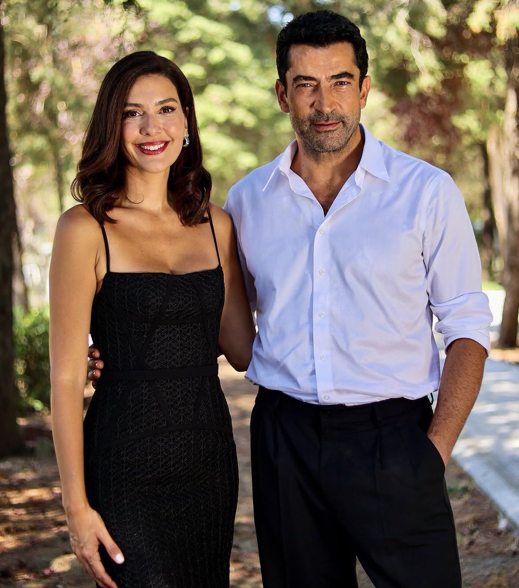 TvDunyasii's tweet photo. Bergüzar Korel’den #Abi ve Kenan İmirzalıoğlu paylaşımı; 
 
“Bazı buluşmaların üzerinden yıllar geçse
de heyecanı hiç degişmiyor. Evim gibi hissettiğim OGM ile tekrar bir projede, tanıdığım ve çok sevdiğim güzel ekibimle yepyeni bir yola çıkıyorum. Ve Kenan'la 11 yıl sonra yeniden aynı dizide buluşuyoruz, sanki daha dün setteydik..

Zaman ne çabuk geçiyor..

Abi’nin yeni sezonunda ben de varım. Yeni hikayeler, yeni heyecanlar ve tanıdık bir yol arkadaşlığı için çok heyecanlıyım.”