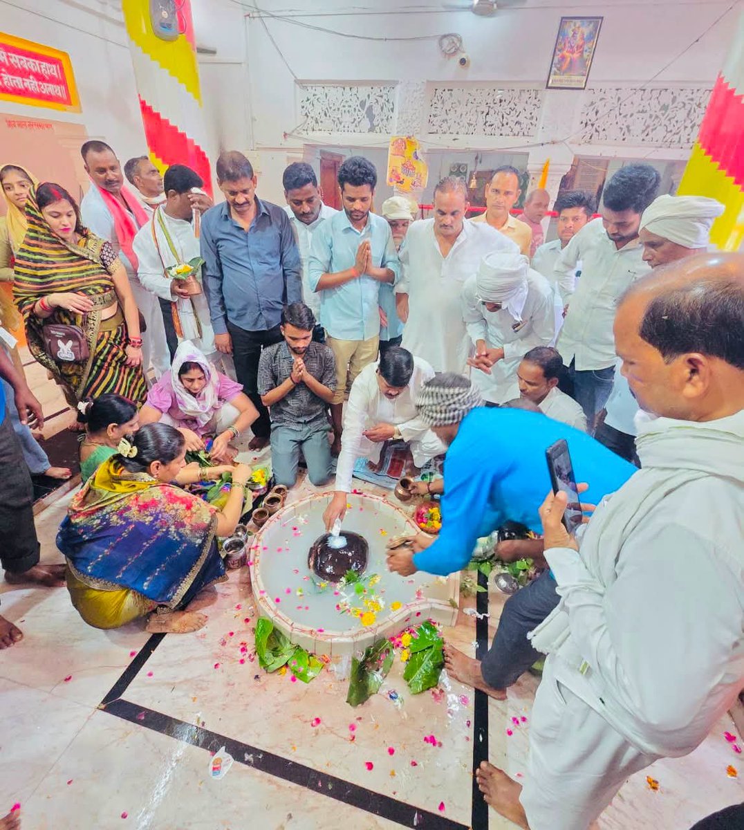 RakeshVermaSP's tweet photo. सावन मास के चतुर्थ सोमवार को विधानसभा #कुर्सी #बाराबंकी स्थित भगौली तीर्थ मन्दिर में भगवान भोलेनाथ की पूजा अर्चना व जलाभिषेक कर आशीर्वाद लिया!

भगवान भोलेनाथ एवं माता पार्वती जी सभी की मनोकामना पूर्ण करें। https://t.co/E5VQqrwfZa