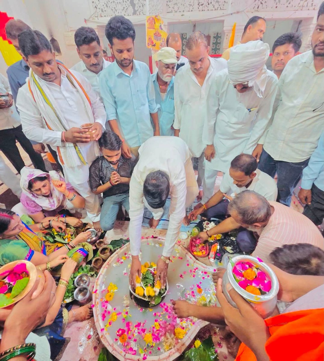 RakeshVermaSP's tweet photo. सावन मास के चतुर्थ सोमवार को विधानसभा #कुर्सी #बाराबंकी स्थित भगौली तीर्थ मन्दिर में भगवान भोलेनाथ की पूजा अर्चना व जलाभिषेक कर आशीर्वाद लिया!

भगवान भोलेनाथ एवं माता पार्वती जी सभी की मनोकामना पूर्ण करें। https://t.co/E5VQqrwfZa