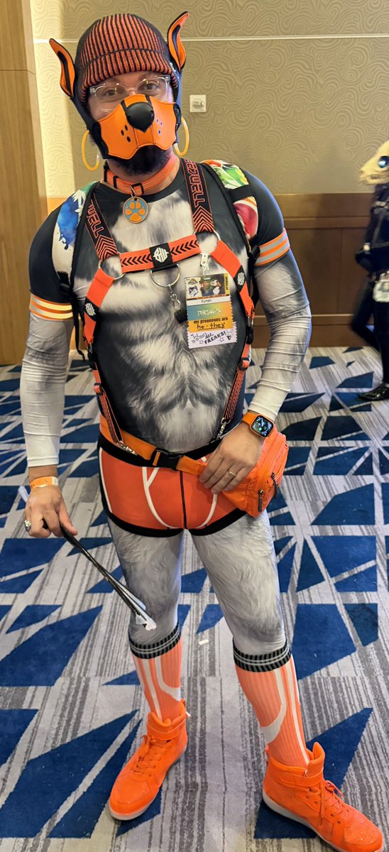 KynenPup's tweet photo. My attire a couple nights ago my friends were able to find me instantly. 😊 https://t.co/sw7gHJTjjF