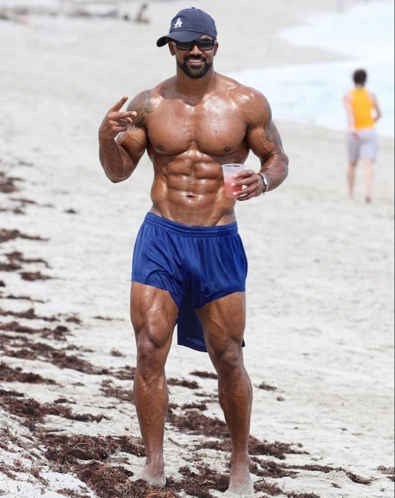 HealthTips62433's tweet photo. Shemar Moore turning heads and serving serious appeal with every step. https://t.co/Rzm8TMw9Zj