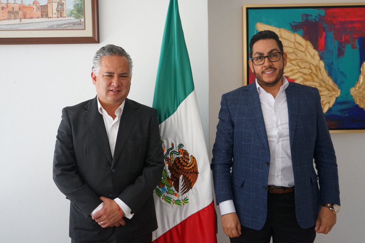 SNietoCastillo's tweet photo. Con @CesarGuti18 revisando los avances y logros de la Cuarta Transformación en Querétaro.

La transformación no se detiene y los números lo demuestran. Seguimos construyendo con unidad un estado que esté a la altura de lo que nuestra Presidenta Claudia Sheinbaum nos ha encomendado.

#EsSantiagoDeQuerétaro #PorLaDefensaDeLaSoberanía