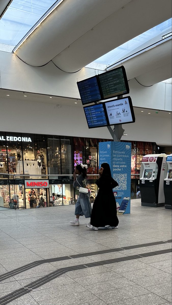 EricKLein_'s tweet photo. Une gamine voilée de la tête aux pieds à la Gare Montparnasse. Et elle porte un masque chirurgical noir. On ne peut pas continuer comme ça. https://t.co/DjdaWP2Zpx