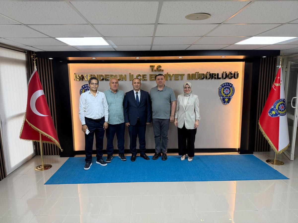 akgenciskendern's tweet photo. AK Parti İskenderun İlçe Başkanımız Sayın Bülent Özer, Gençlik Kolları Başkanımız Sayın Hasan Başkar, Kadın Kolları Başkanımız Sayın Zeynep Soylu ve İlçe Başkan Yardımcımız Sayın Esat Gümüşbaş ile birlikte, İskenderun İlçe Emniyet Müdürümüz Sayın Ertuğrul Ekici’yi ziyaret ederek yeni görevinin hayırlı olması dileklerimizi ilettik.

Nazik misafirperverlikleri için kendilerine teşekkür ediyor, görevlerinde başarılar diliyoruz.

@AbdulkadirOzl