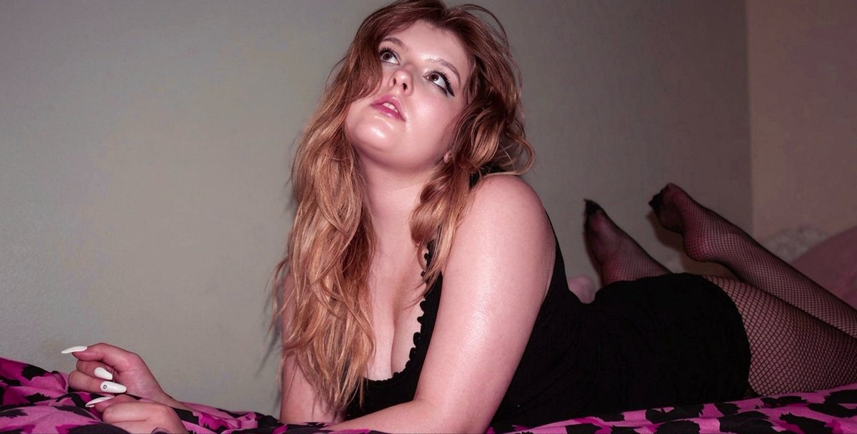 lizzydizzy05's tweet photo. send me 100$ for being cute 😊 🥰 ( lizzydizzy05 on paypal) https://t.co/jPnnaze6SV