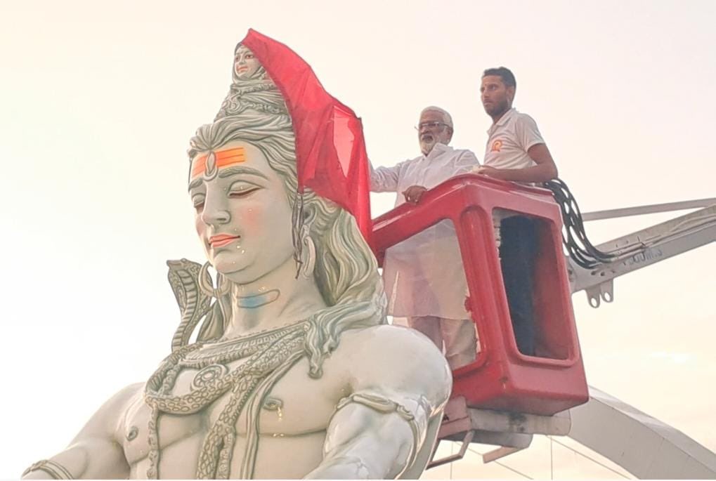 swatantrabjp's tweet photo. आज पावन श्रावण माह के अंतिम सोमवार के दिन देवभूमि हरिद्वार के मायापुर निरीक्षण भवन पर विशाल शिव प्रतिमा का अनावरण करने का सौभाग्य प्राप्त हुआ। हरिद्वार की पहचान ॐ सेतु के सम्मुख स्थापित यह प्रतिमा माँ गंगा के अवतरण की दिव्य थीम को साकार करती है। https://t.co/Kf9dbTKrf5