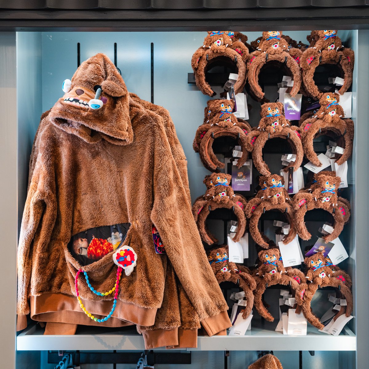 OrlandoInformer's tweet photo. HamiKuma merch has arrived at Universal Orlando! 🧸 Here's a look at the scary-cute lineup now filling the shelves. #HHN35 https://t.co/etqNGzHWa6