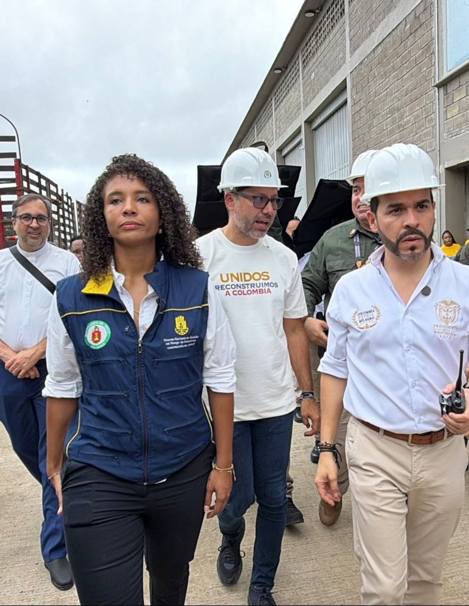 SamV1543906's tweet photo. La cara de rabia y asco de la gobernadora del Chocó cuando tiene al lado al Fraudulento. Eso mismo siente toda Colombia https://t.co/4dsc3y8Ixl