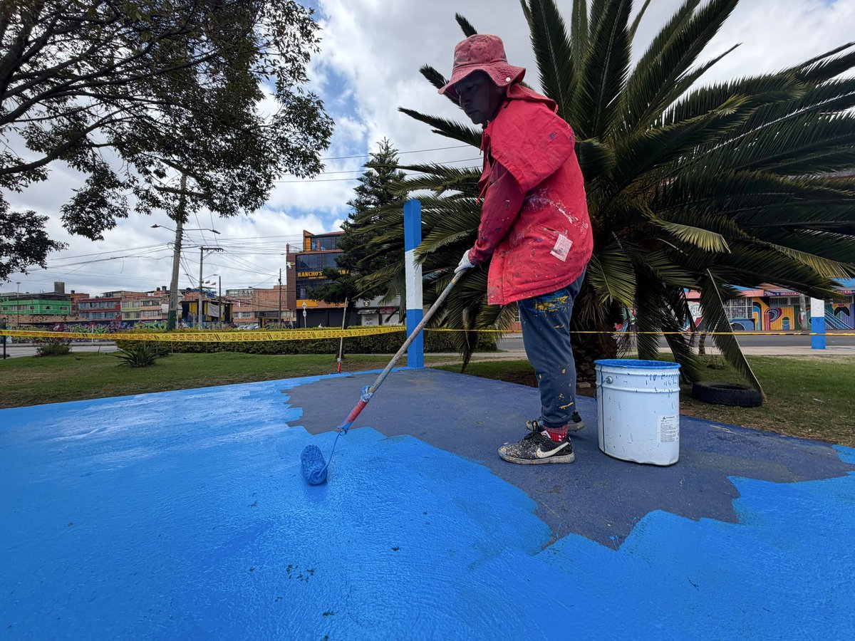 MiEspacioesBog's tweet photo. #AquíSíPasa. Los Defensores del Espacio Público arrancaron la semana con una jornada de #TransformACCIÓN en el parque Betania, en Bosa. 💙💛 Con pintura y urbanismo táctico, transformamos este espacio y respondemos a la ciudadanía con #MásYMejorEspacioPúblico. https://t.co/qo2XEaHdv1