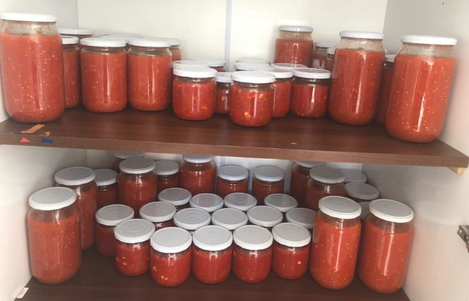 vaybebune's tweet photo. Konserve neşesi! Stanford ve Boğaziçi üniversitesinin ortaklaşa yaptığı çalışmaya göre, domates konservesiyle kışa giren insanlarda kaygı eşiği gözle görülür derecede azalıyomuş, psikolojide buna konserve neşesi deniliyormuş. https://t.co/s4DDfr4bSl