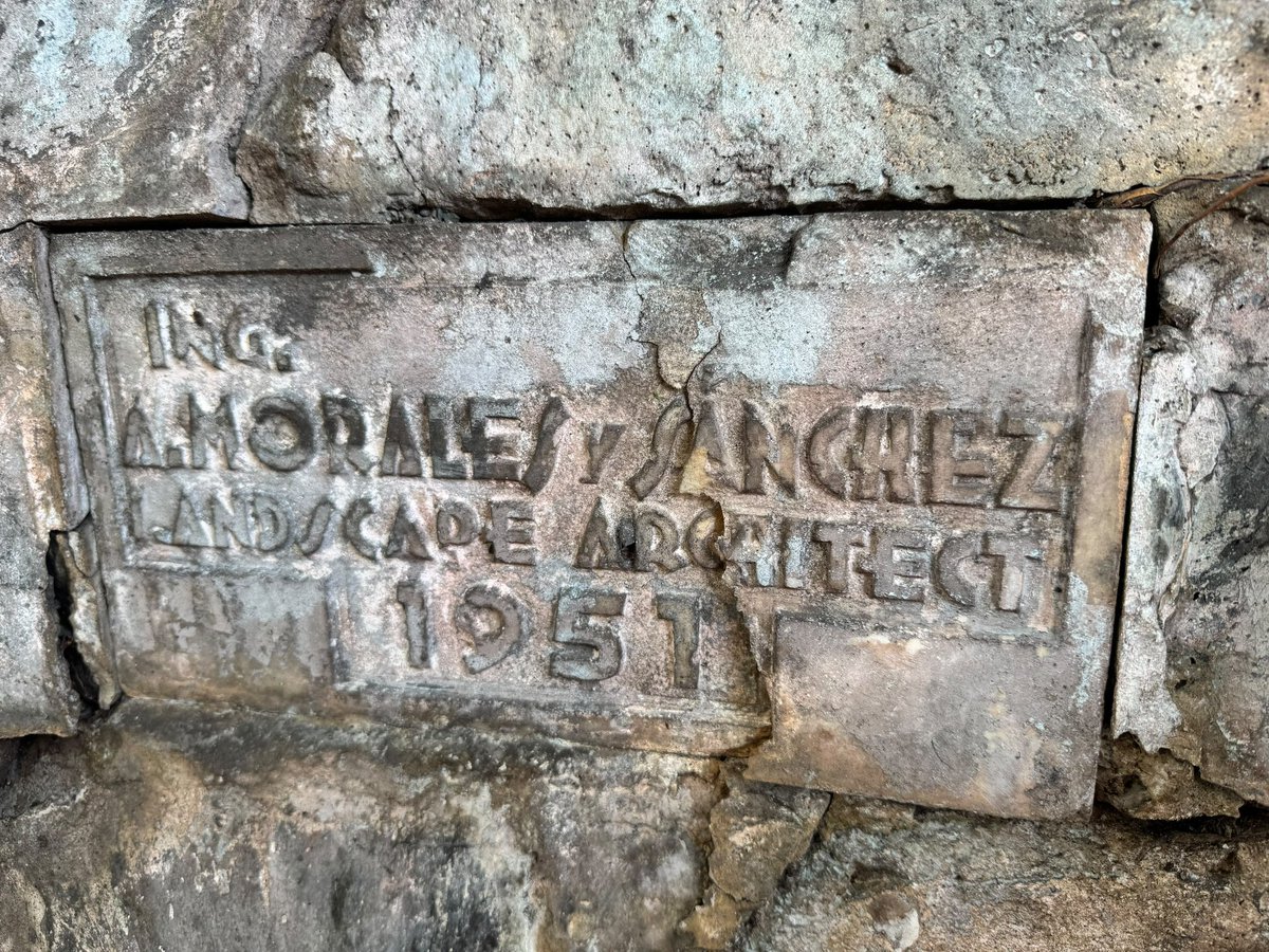 alcaldia_ss's tweet photo. ¿Sabías que existía un acceso al Cementerio los Ilustres construido en 1951?👀

Por más de 5️⃣ décadas permaneció oculto y hoy vuelve a quedar al descubierto, junto a elementos técnicos de construcción e ingeniería del lugar.

📍 7.ª Avenida Sur y Pasaje Acosta. https://t.co/WVTPAqDSI1