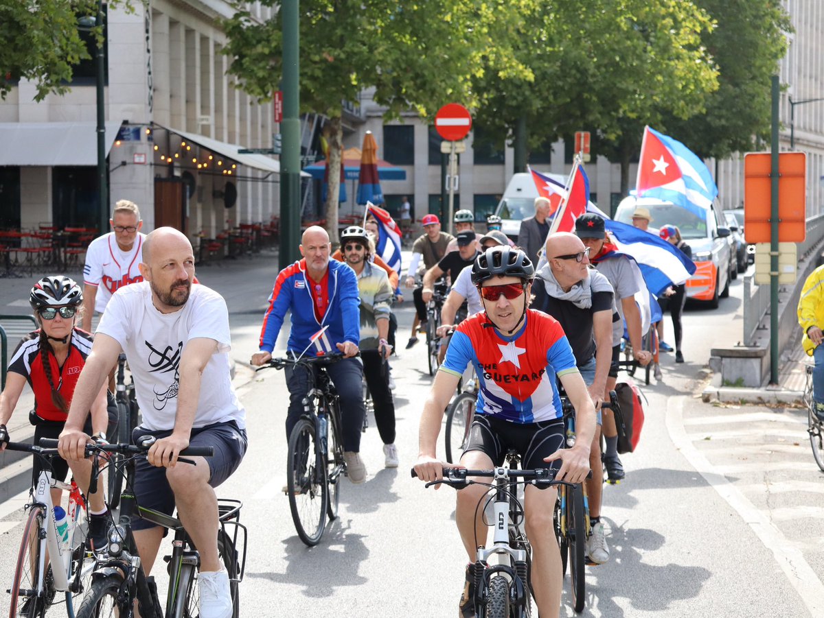 siempreconcuba's tweet photo. 🇧🇪🇨🇺 En #Bruselas, una bicicletada por las calles de la capital europea rindió tributo al centenario de #Fidel y denunció el bloqueo de #EEUU contra #Cuba. Participaron el movimiento de solidaridad, eurodiputados, cubanos residentes y el embajador Juan Antonio Fernández Palacios https://t.co/0LoGp4QIXk