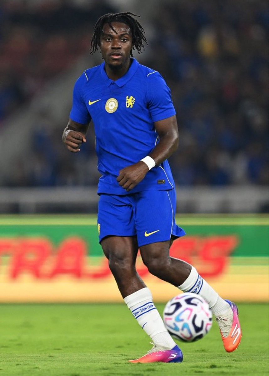 RisingStarXI's tweet photo. 🇧🇪🚨 𝗥𝗢𝗠𝗘́𝗢 𝗟𝗔𝗩𝗜𝗔 (𝟮𝟮) 𝗦𝗧𝗔𝗥𝗧𝗦 for Chelsea in the first Premier League game of the season. https://t.co/jNpXm1oRym