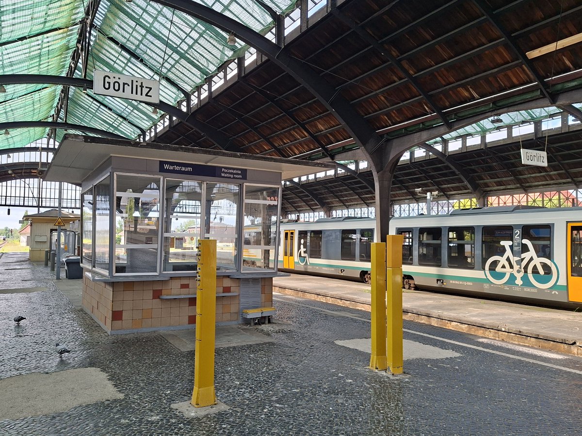 PaliparanDotCom's tweet photo. Talking about beautiful railway stations: the main hall of Görlitz station is certainly a stunner as well, bringing you back to the grand old days of train travel. Too bad the station platforms and train shed are rather neglected.. I hope that gets some TLC soon as well. https://t.co/83FAbMRXnT