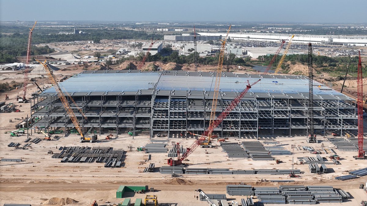 SmokeAwayyy's tweet photo. It doesn't look like much, but this building will produce 27,000 Optimus humanoid robots per day at full capacity. https://t.co/JUIbgPoV3u