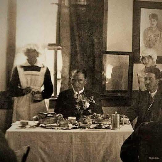 TOPRAK_2_'s tweet photo. Aşağıda gördüğünüz resim Titanik mi? Hayır değil, onun adı “Karadeniz” vapuru. Bizzat Mustafa Kemal'in projesiydi, yüzen fuar'dı, dünyada ilkti. 1924 de satın alındı. 130 metre boyunda, 16 metre genişliğindeydi. Aslında siyahtı, Haliç'e çekildi, bembeyaz boyandı kuğu gibi oldu. 1926 Cumhuriyetin ilanından sadece 3 yıl sonra hazırdı.
Mustafa Kemal Mudanya'dan bindi son denetlemeyi bizzat yaptı. İçinde Türk Malı ürünlerden oluşan bir sergiydi. İçinde üzüm, incir, Hereke halıları, Kütahya çinileri, lokum, Edirne sabunu, nakışlar, bakır tepsiler, tütün, yün, deri, koza, fındık tamamı Türk Malı ürünlerden oluşan sergiydi. Sergi salonları Sanayi Nefise Mektebi öğrencilerinin yaptığı heykel, resim ve biblolarla süslenmişti. İbrahim Çallı gibi ressamlarımızın tabloları asılıydı.
“Dünyanın bize gelmesini beklemeyelim, biz dünyaya gidelim” vizyonuydu; genç Türkiye'nin uluslararası halkla ilişkiler gemisiydi. 180 yolcusu 105 mürettebatı vardı, yolcuları Türkiye'nin aydınlarıydı.
Milletvekilleri, gazeteciler, heykeltraşlar, ses sanatçıları, tiyatro sanatçıları, Cumhurbaşkanlığı Senfoni Orkestrası, İstiklal Marşı'nın bestecisi Zeki Üngör’ün yönetiminde 47 sanatçısıyla gemideydi. Her gidilen limanında o ülkenin milli marşı çalınıyor, konserler veriliyordu.
Kaptanlığını Atlantik'i geçen ilk yolcu gemimiz Gülcemal'in efsane kaptanı Lütfü bey yapıyordu. Liman İşletmeleri Genel Müdürü Rauf Manyas da sergilerin müdürüydü. 7 lisan bilen Semiha Hanım protokol müdürüydü, dekorasyonu mimar Naci bey tarafından yapılmıştı. Bu kadroyu Mustafa Kemal seçmişti.
İngilizce, Fransızca, Almanca, Rusça broşürler basıldı. Ürünlerin üzerinde 4 lisanda etiketler yapıştırılmıştı. Yabancı tüccarların Türkiye'den ithal bağlantısı kurabilmesi için standar vardı. İş Bankası şubesi bile vardı. Her standın başında iki üç dil bilen öğrenciler vardı.
12 ülkede, 16 şehri ziyaret etti.
Barcelona İspanya, Le Havre Fransa, Londra İngiltere, Amsterdam Hollanda, Hamburg Almanya, Stockholm İsveç, Helsinki Finlandiya, Leningrad Rusya, Gdansk Polonya, Kopenhag Danimarka, Anvers Belçika, Marsilya Fransa, Cenova İtalya, Napoli İtalya, limanlarına uğradı.
İngiliz, Fransız ve Alman gazeteleri “Kemal Paşa'nın kısa saçlı kızları” manşetleri atmıştı, mürettebatın yarısından fazlası kolejlerden seçilen İngilizce, Fransızca konuşan kızlarımızdı. Rengarenk elbiseler giymişlerdi, Avrupa kültürüne hakimdiler. Fesli insanların ülkesi imajını bir anda yıkmışlardı. Avrupa hayretler içinde Türkiye'nin çağdaş yüzü ile tanışıyordu.
Limanlarda verilen konserlerde adeta izdiham yaşanıyordu 10.000 civarında insan izlemişti. Karadeniz Vapuru'nun pürüzsüz İngilizce konuşan Bediha Celal'in rehberliğinde gezen Amsterdam Belediye Başkanı “böyle bir Türk kadını ile karşılaşacağımı düşünemezdim” diyordu.
Erkek mürettebatımız, lacivert ceket, lacivert pantolon, tiril tiril beyaz gömlekler giyiyordu. Zarif boyun bağları takıyorlardı. Doğudan gelen bir vapurun "Orient esintisi" getireceğini düşünenler fena halde yanılıyordu.
Güler yüzlü modern Türklerle karşılaşmışlardı.
Mustafa Kemal zekâsının yansımasıydı. Türkiye'nin sosyoekonomik tanıtımını yapan bu gezici fuar aynı zamanda İzmir Enternasyonal Fuarı'nın işaret fişeğiydi....
