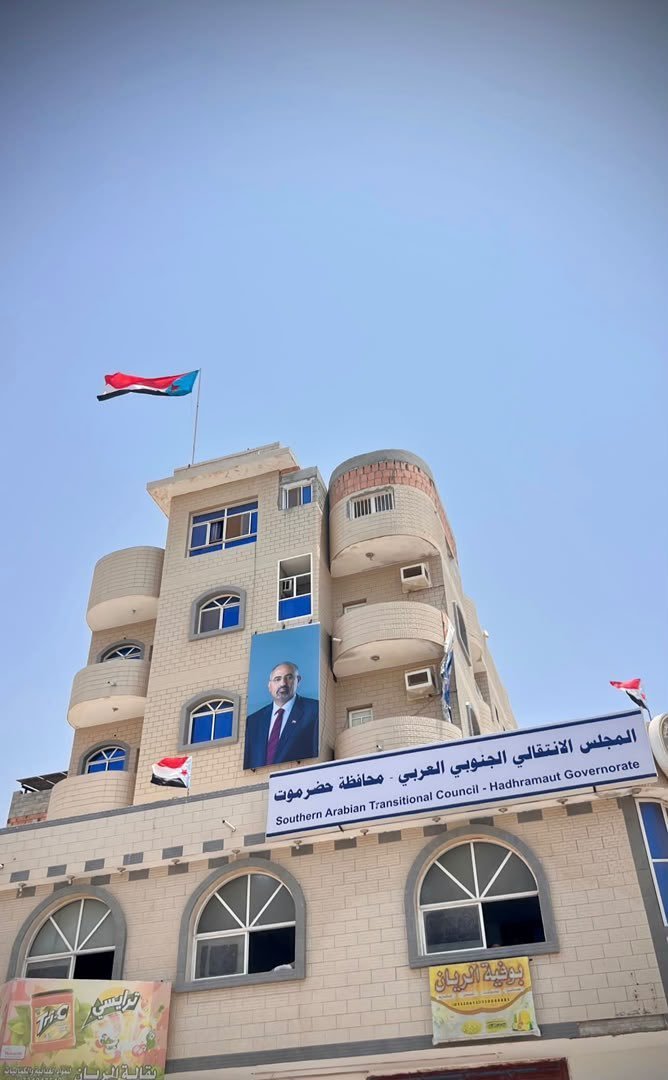 ADANI2008's tweet photo. إلى دولة الوصاية و أدواتها الإحتلالية 

قد تُغلق مقرًا، وتُحاصر مكانًا، بل قد يُستهدف حامل الفكرة؛ لكن الفكرة ذاتها ل�� تُحاصر، والمشروع الوطني لا يُقتل بملاحقة أصحابه.

قد يسقط الأشخاص، لكن ما يؤمن به شعبٌ ويجعل منه قضيةً وطنية راسخة لا يُدفن بالقوة ولا يُمحى بالمدرعات. إرادة الشعوب أبقى من أدوات القمع، والمشاريع الوطنية لا تُهزم بإسكات أصحابها.

#العصيان_المدني_السلمي_الجنوبي
#التصعيد_الشعبي_الجنوبي