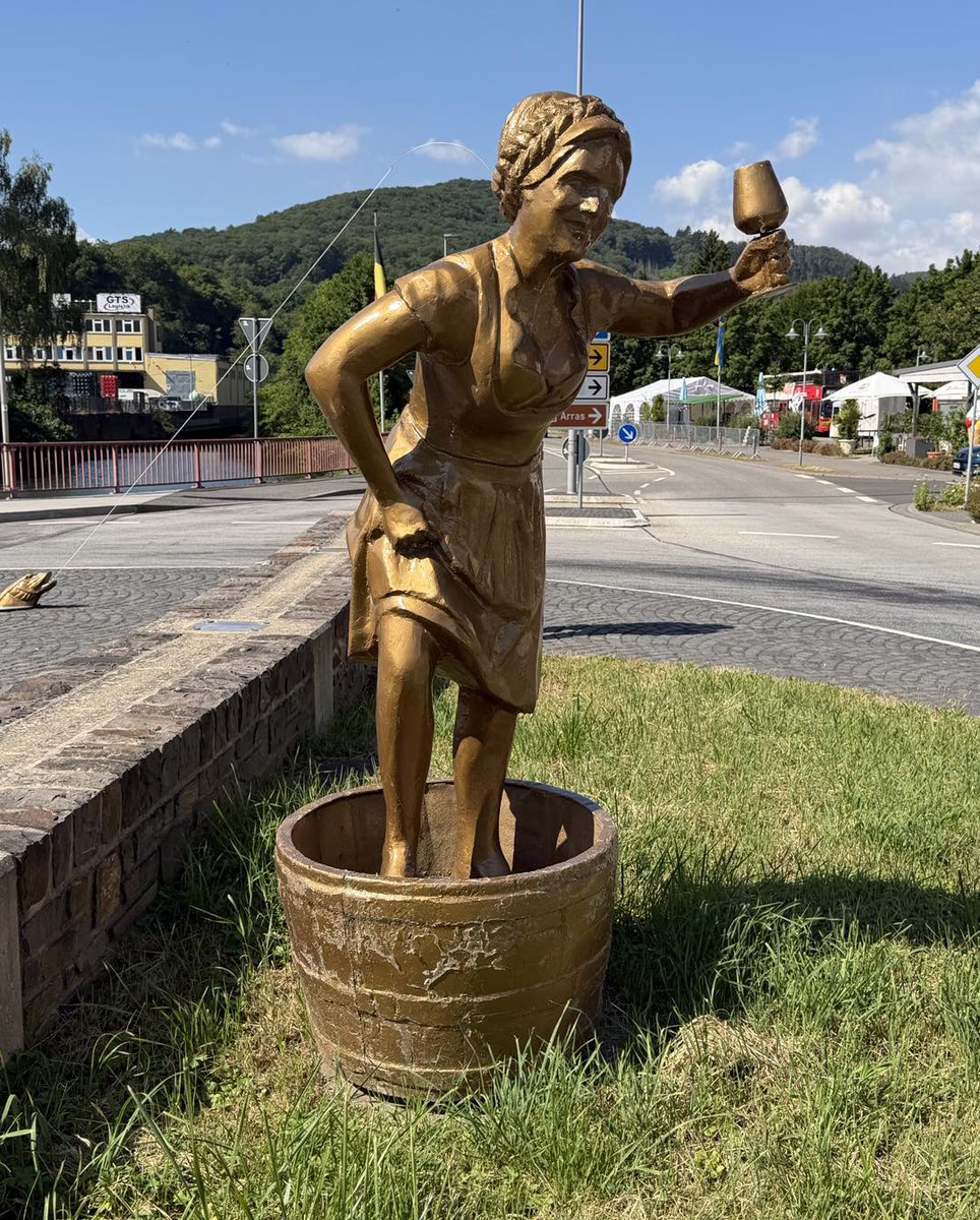 CarleenEllbu's tweet photo. In Alf on the Moselle, even the roundabouts are competing in beauty contests—and honestly, this one might win. https://t.co/h3UuninvZd