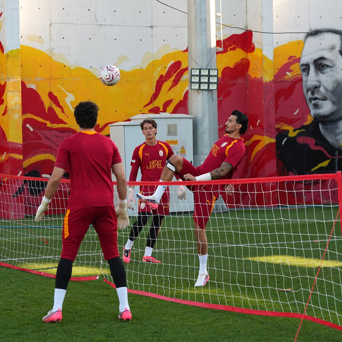 GalatasaraySK's tweet photo. 🦁 Aslanlarımız, Trendyol Süper Lig’in 3. haftasında Göztepe ile oynayacağı maçın hazırlıklarına bugün Kemerburgaz Metin Oktay Tesisleri’nde yaptığı antrenmanla başladı. 💪 #GSvGÖZ https://t.co/u8vDUHqAHl