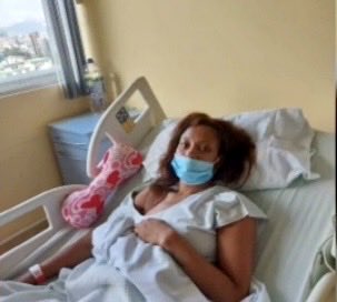 DiegoArcos14's tweet photo. La basquetbolista ecuatoriana y campeona bolivariana, Liliana Angulo, sufrió un derrame cerebral hace algún tiempo mientras entrenaba, estaba en procesos de rehabilitación para recuperar el habla y movilidad. Sin embargo su situación actual, al no poder trabajar, le impide ir a sus terapias por no tener dinero que le cubra el pasaje hasta donde se realiza la terapia. Ni hablar de todos los problemas económicos que atraviesa en su día a día.
