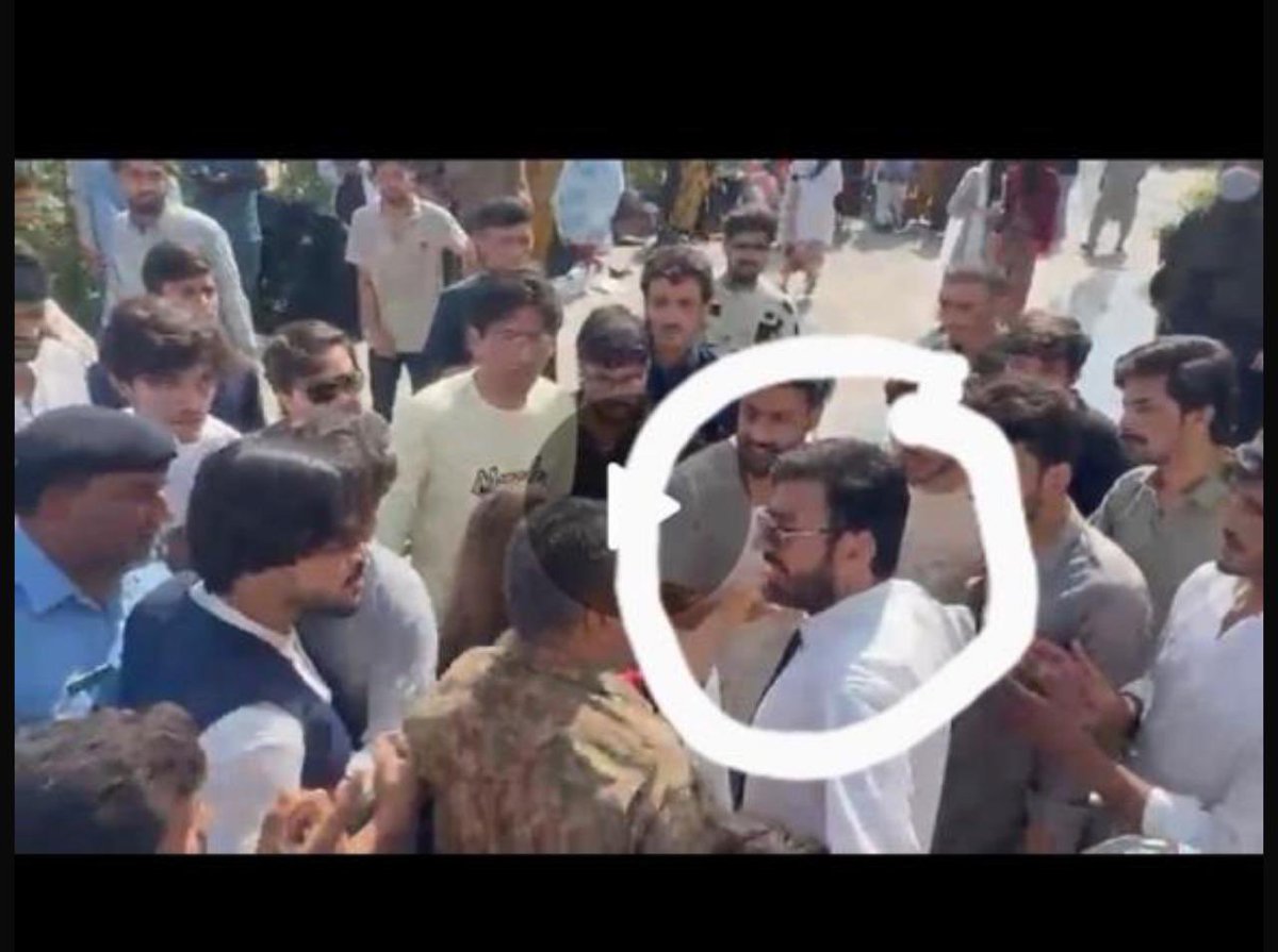 dtnoorkhan's tweet photo. یہ ہے وہ جنسی درندہ جدون خان یہوتھیا جس نے آج سرحد یونیورسٹی میں سارا کھیل رچا  

اس پر خواتین کو ہراساں کرنے کے درجنوں الزامات تھے  ڈاکٹر آئینہ نے اس کے خلاف بچیوں کی طرف سے شکایت کی جس پر اس نے ان کے دفتر میں ان پر حملہ کیا 

ڈاکٹر آئینہ نے اس پر پولیس میں شکایت بھی جس پر اس نے تحریری معافی مانگی
 
جب اس کی حرکات پر اسے فارغ کیا گیا تو اس نے چند اسٹوڈنٹس کو ساتھ ملا کر پھر سے ہلڑ بازی کی تصویر کے دوسرے رخ کو دیکھا جائے اور ان کرداروں کو بھی  کیفر کردار تک پہنچانا ضروری ہے