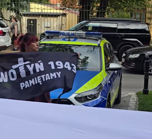 BalliMarzec's tweet photo. Dziś ta Bohaterska Pani przyszła upomnieć się o Polaków zamordowanych na #Wolyn
podczas święta Ukrainy w #Lublin.
Dziękujemy!❤️ https://t.co/om8CmO3AIW