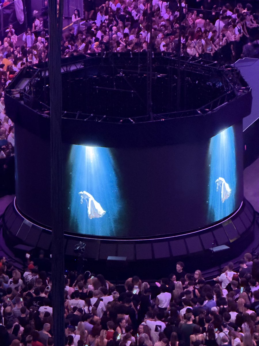 HAYLEYSIDEQUEST's tweet photo. ariana is gonna be right there 😭😭😭 https://t.co/1WJz3hjfQ1