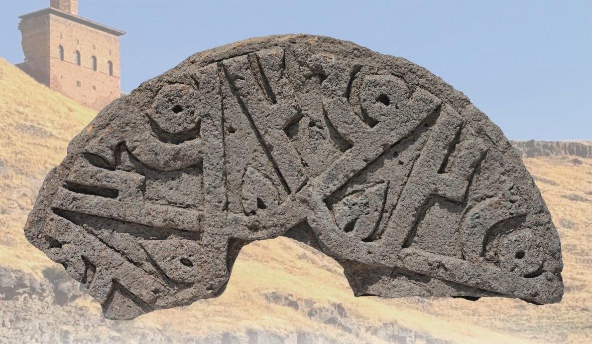 ziyapolat73's tweet photo. #GaziKars Ani Ören Yeri Selçuklu Mezarlığı’nda, üzerinde kufi hatla Peygamber Efendimiz 
Hz. Muhammed'in isminin 6 kez tekrarlandığı bezemeli bir taş bulundu.

#AnadolununKapısı
#AniDemekAnadoluDemek https://t.co/wv2QdlbxSA