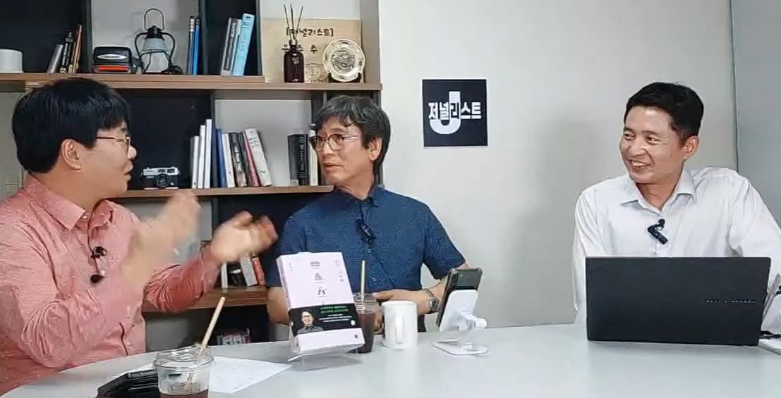 wpdlatm10's tweet photo. 박정현

[유시민 작가가 오늘 저널리스테에서 말한 마지막 대목 (from DDanzi)]

지금 이재명 대통령의 모습은 권력자의 모습이에요
그것도 굉장히 오만한 권력자..

대통령의 어록에 있는 것처럼 저는 대통령을 지지했지 숭배하지 않았습니다. 스스로 역사의 도구가 되겠다고 약속했기 때문에 믿었어요. 그리고 권력이 아니라 권한이 필요해서 출마하는거라고 했기때문에 전적으로 신뢰했습니다. 

근데 지금 1년동안 대통령이 보인 모습은 오만한 권력자의 모습이라고 저는 생각해요.

그럴 수 있어요.
우리가 잘못 보고 지지했을 수도 있고, 그 분이 권력을 잡고 바뀌었을 수도 있어요. 과거부터 오만한 권력자였다가, 그 모습이 이제 나타나는건지 원래 그렇지 않았는데 권력을 잡고 나서 그렇게 된건지 그건 중요하지 않다고 생각해요. 

중요한건 지금의 모습이에요
대통령은 소통하고, 교감하고, 공감을 이루는 방식으로 하고 있지 않아요

옛날말인데, 제가 이명박 대통령때 자주 썼던 말인데 사기열전에 사마천이 정치에 대해 정리해놓은게 있어요. 정치에는 다섯 등급이 있다고 했습니다. 

최상의 정치는 백성의 마음을 따라 다스리는것.
그 다음에 이익으로 유도하는 것.
세번째가 도덕으로 설교하는 것.
네번째가 형벌로 겁 주는것.
맨 마지막이 백성과 다투는거라고 했습니다.

좋은 정치는 첫번째를 기본으로 하면서 두번째를 해야돼요
우리는 정치인 이재명에게 그런 정치를 기대했습니다

근데 대통령이 지금 하고 있는 것은 이익으로 유도하고, 도덕으로 설교하고, 백성과 다투는 이 세가지 모습을 하고 있어요.

대통령 알고리즘에 이게 못 뚫고 들어갈거예요, 지금 밑에서 보고도 안 할거예요. 왜냐? 기분 나빠 할거니까

대통령 들으라고 하는게 아니고요
우리가 알고 하자는거예요

우리 현실이 이렇다는 것을 알고, 우리가 지지했던 대통령이 그런 모습을 하고 있다는 것을 받아들이고 그 조건에서 우리가 뭘 할것인가를 고민해야된다, 이게 이성이 눈을 감지 않는 방법, 이성이 잠들지 않는 방식이예요

우리가 이성의 끈을 놓치고 이성이 잠들게 하는 순간
곧바로 괴물이 더 강력한 모습으로 나타날거다

실망할 필요 없어요. 절망할 필요 없어요
그냥 이런 일도 일어날 수 있어요

우리가 믿고, 지지했고, 기대했던 대통령이 우리가 상상했던 그것과는 다른 모습으로 현실의 권력자가 되서 나타날수도 있어요. 역사에서 수도 없이 벌어졌던 일입니다

이것때문에 민주주의에 대해서 회의한다던가, 정당에 대해서 불신한다던가, 인간에 대해서 절망한다던가 이럴 필요 없고요. 이 조건에서 우리들이 나라의 주권자로서 뭘 해야 될까 어떻게 해야 될까 이거를 상의하자구요. 

이번에 민주당 전당대회는 훌륭하게 치렀다고 저는 다시 말씀드리구요. 
희망이 있어요, 그 정당이 정치인들이 그렇게 분열을 획책해도 분열하지 말고요, 서로 이해해야 돼요. 

그 당원들은 잘못이 없어요, 그리고 결과도 훌륭하게 냈습니다
서로 이해만 하면 또 선택을 할 수 있는 상황이 왔을때 그때는 이번 전당대회 더 훌륭한 선택을 하게 되리라고 봐요

당원이 아닌 시민들도 이번 과정에서 함께 참여하셨기 때문에, 저는 “환멸에 빠지진 말자”  

괜찮아요
나라 망하지 않아요
그리고 우리의 마지막 기대는 이재명 대통령은 여론을 살피는 사람이다
그것까지 무너지면 그 다음부터는 달리 방법이 없어요
그 점을 믿고 민심을 만들어 가보자구요...