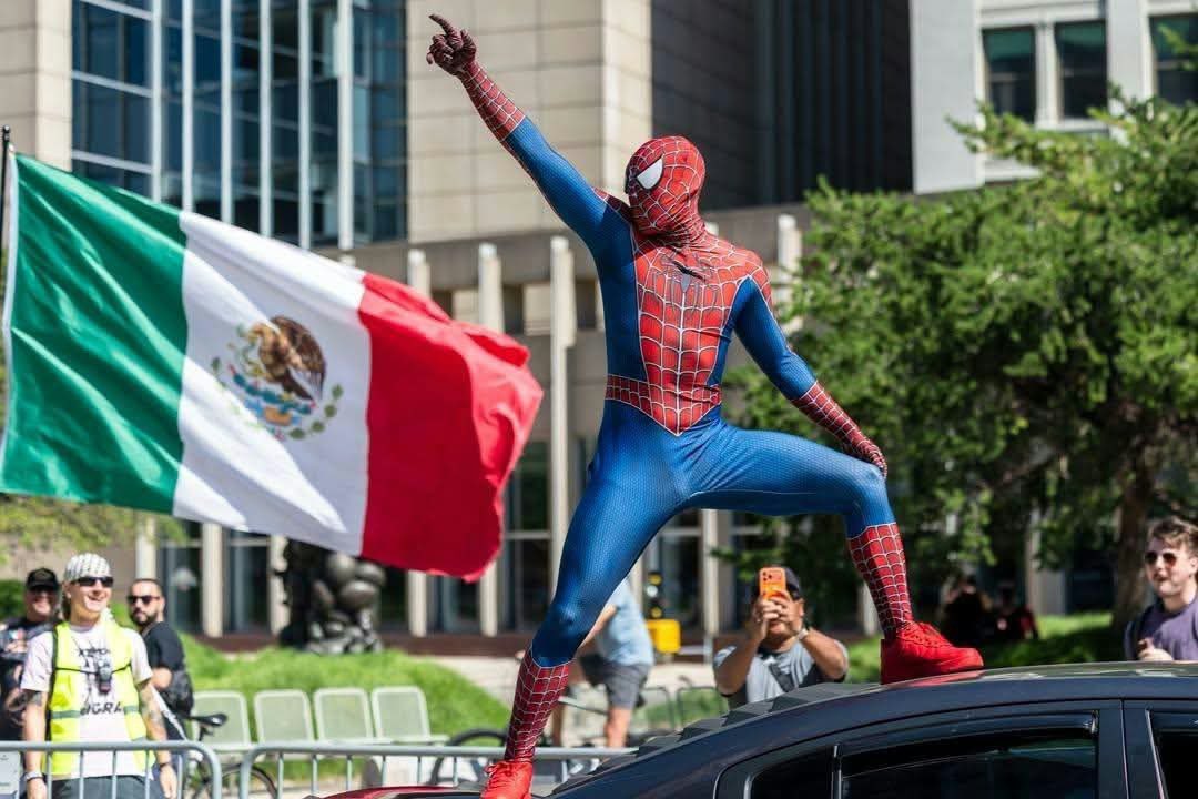 landpalestine's tweet photo. The flag. The pose. The suit. Everything about this photo screams RESISTANCE 

absolutely epic image of Spider-Man standing up and fighting back. https://t.co/Xklj2yfcQQ