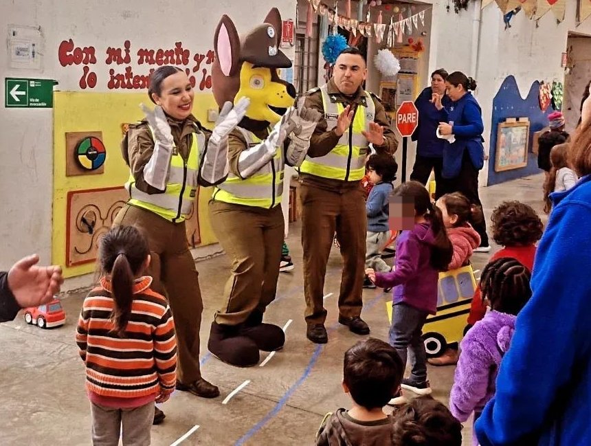 ZonaCarabValpo's tweet photo. En #LlayLlay Carabineros del #MICC y su amigo "Chase" de Paw Patrón, visitaron el Jardín Infantil Remolino en el marco de la semana de la seguridad, enseñando de manera lúdica la importancia de respetar las señales de tránsito.
#LaPrevenciónEsNuestraEsencia https://t.co/1BCq8oNeUr