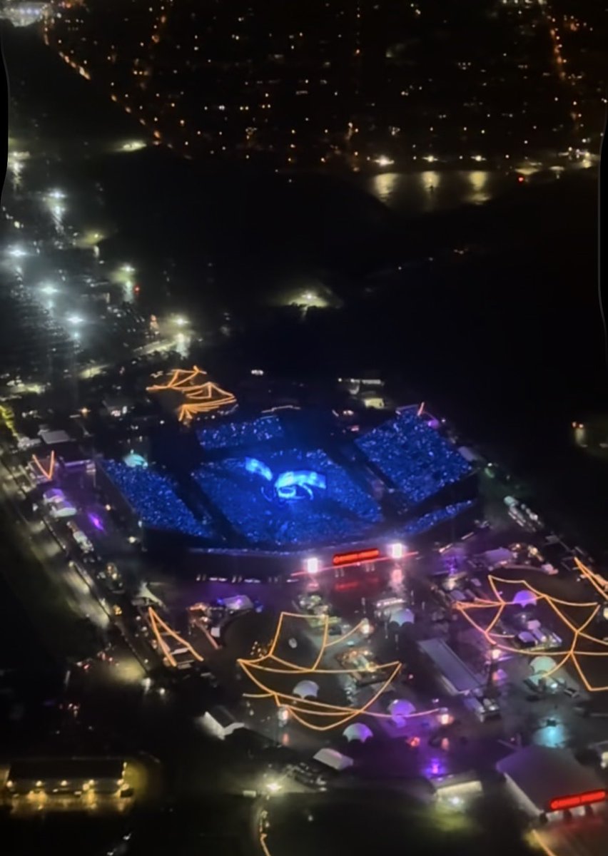 livehomecha's tweet photo. an army posted the view of bts performing in toronto night 2 from her flight!!!! 💜🇨🇦

and this shows the festival vibes of rogers stadium 🏟️ https://t.co/l9RFXtmxF9