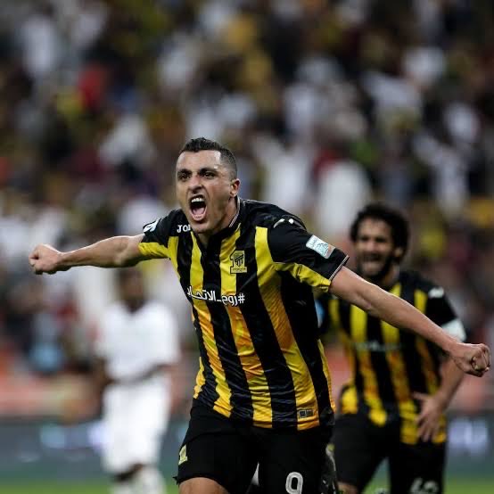 itti9n's tweet photo. مات بالقرية حمارًا فاستراحوا من أذاه 
فخلف الحمار جحشًا فاق بالغباء أباه https://t.co/E8fpJqA6An