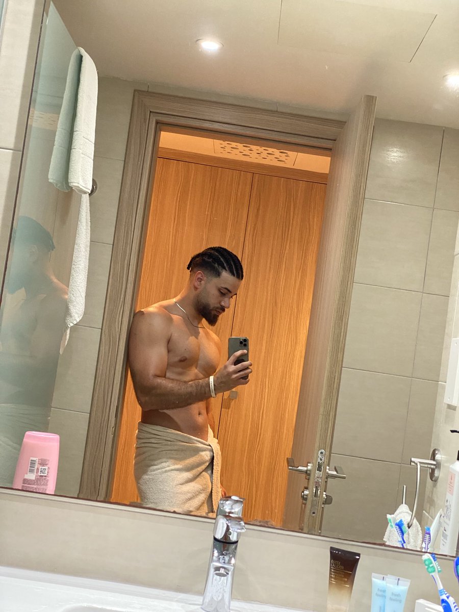 darkyos11's tweet photo. bad idea, maybe 

#thirsty
#hotguys
#menswear https://t.co/po0VWIiP9H