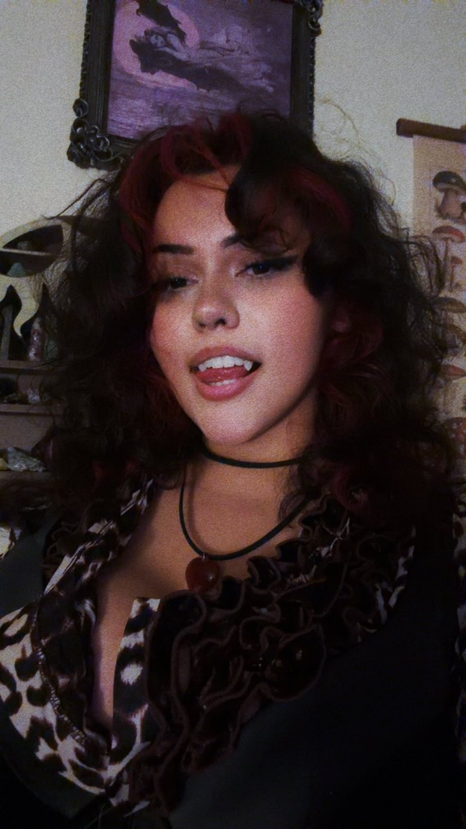 itzgoobert's tweet photo. I love vamp teef, I always get the costume ones but idkkkk should I get permanent ones? https://t.co/OJCFcYpMU7