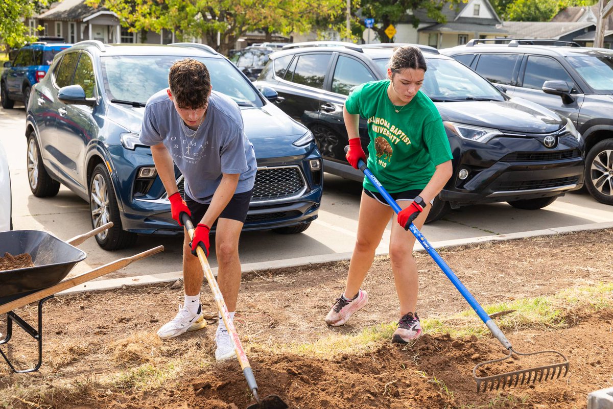 obunews's tweet photo. Before the first class, our students served. 💚

Nearly 450 OBU students and employees volunteered across 18+ locations in Shawnee for our annual #ServeShawnee event — living out what it means to be the hands and feet of Jesus.

This is what 20 years of servant leadership looks like.

🔗 https://t.co/XyupOZX9mB

#OBU #FaithInAction #ServeShawnee