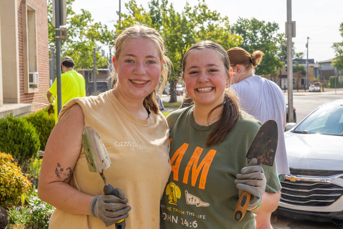 obunews's tweet photo. Before the first class, our students served. 💚

Nearly 450 OBU students and employees volunteered across 18+ locations in Shawnee for our annual #ServeShawnee event — living out what it means to be the hands and feet of Jesus.

This is what 20 years of servant leadership looks like.

🔗 https://t.co/XyupOZX9mB

#OBU #FaithInAction #ServeShawnee