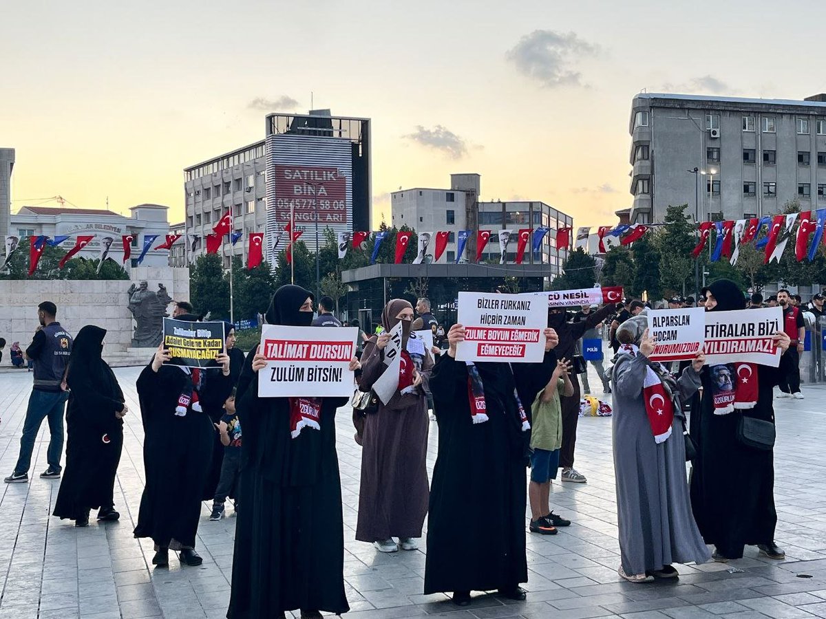 fhengellenemez's tweet photo. ZULME BOYUN EĞMEYECEĞİZ! 

İstanbul Furkan Hareketi mensupları haksız bir şekilde tutuklanan Alparslan Kuytul Hocaefendi, Semra Kuytul Hocahanım ve çok sayıda Furkan Hareketi mensubu kardeşimiz için basın açıklaması ve adalet bekleyişi gerçekleştirdi. 

📍İstanbul 

Özgürlükİçin Meydandayız 
HocamıSerbest Bırakın 
FurkanHareketi Tertemizdir