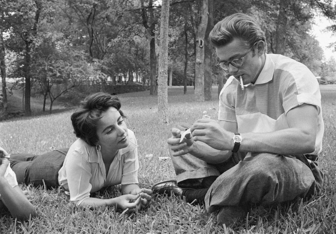 PetronellaWyatt's tweet photo. Elizabeth Taylor and James Dean in 1955 on a weekend break from filming “Giant.” https://t.co/IU9ViLJZ13