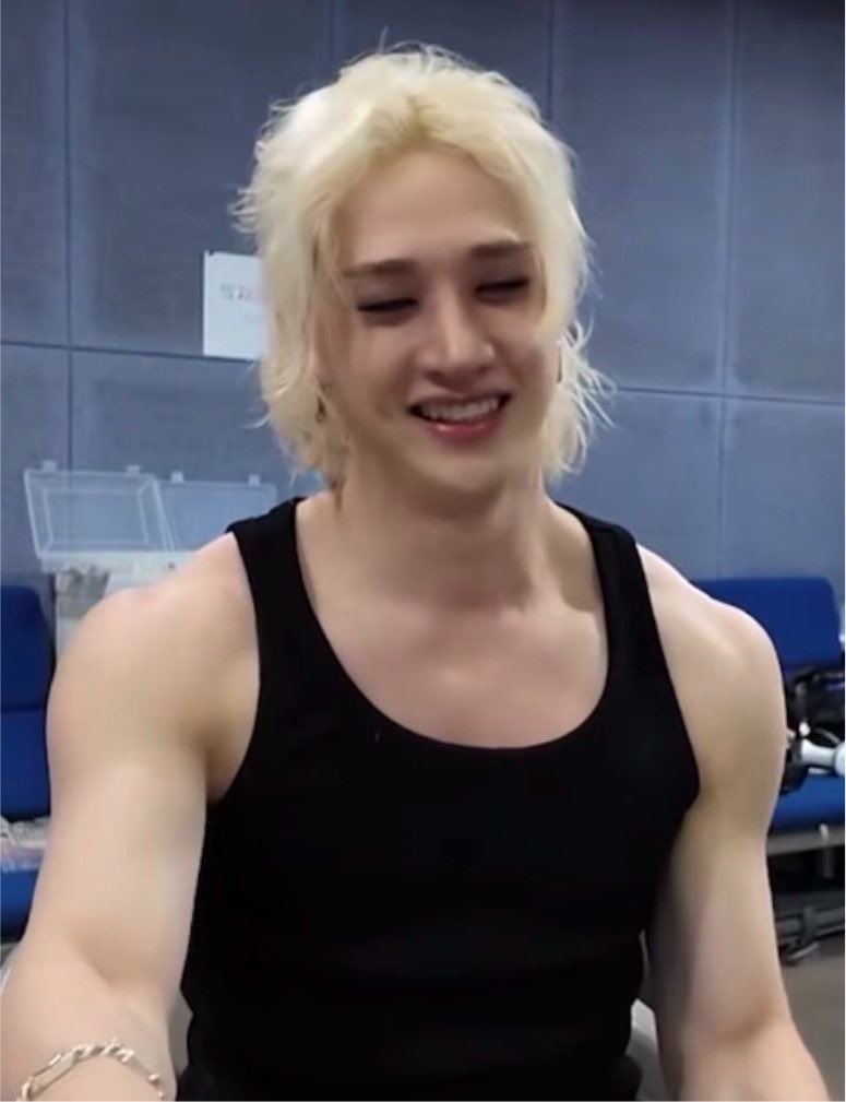 wlfiechans's tweet photo. bang chan drank the gender fluid https://t.co/8bxE175lkd