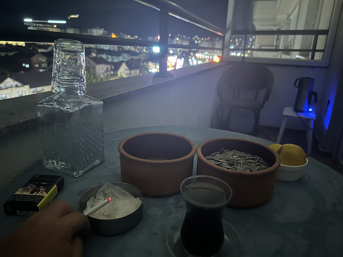 ZC8080's tweet photo. Çay var içersen çekirdek var çitlersen demiş şair https://t.co/dTj2HIF4i4