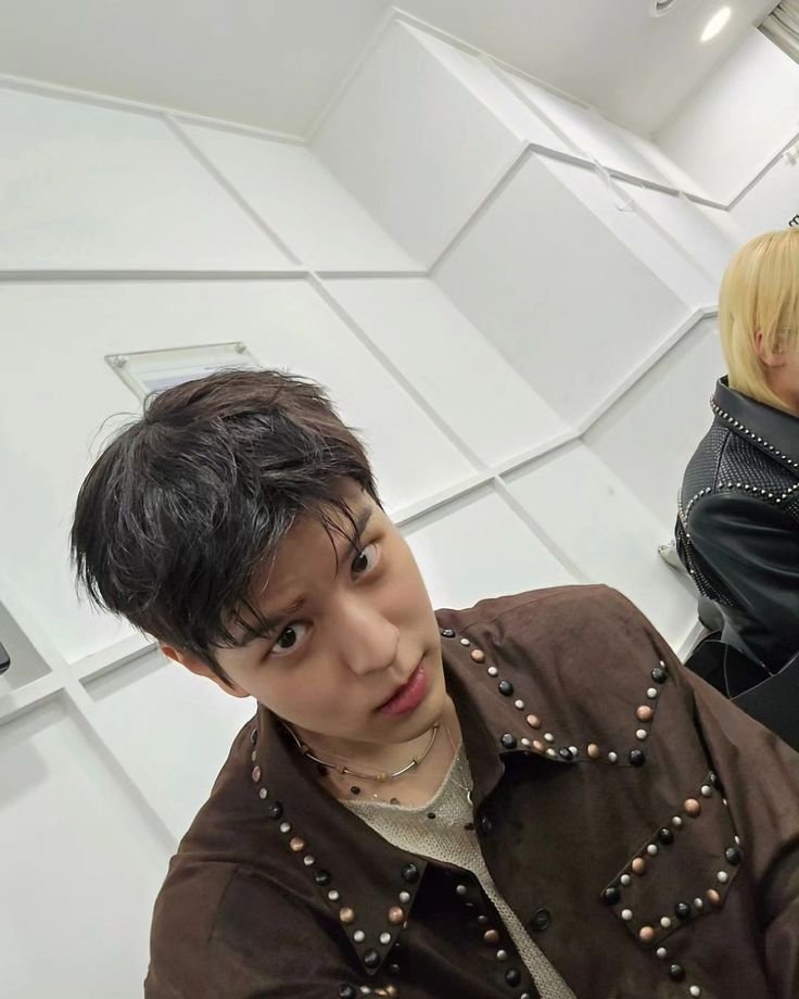 hpttminho's tweet photo. 𝒾𝒻 𝓎ℴ𝓊 𝒸𝒶𝓃'𝓉 𝒸𝒽ℴℴ𝓈ℯ 𝓎ℴ𝓊 𝒸𝒶𝓃 𝒽𝒶𝓋ℯ 𝒷ℴ𝓉𝒽 🧡

#ssd #stayselcaday #seungmin #승민 #kimseungminpavedtheway https://t.co/qo5K0Hxhgu