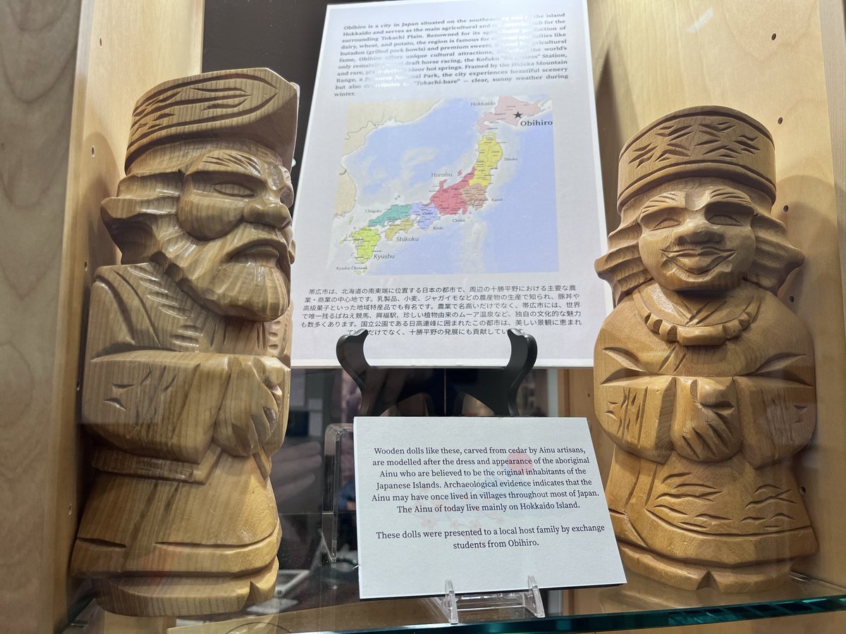 japalaskan's tweet photo. やっと2日休暇が取れたので数年ぶりのスワードへ。ずっと行きたかった本屋、仕事でお世話になってる博物館、元教会を改装したカフェなど目的地に行けてよかった、、
スワードは釧路と姉妹都市なので、アイヌ工芸品も展示してありました https://t.co/yW5HmR5QWO