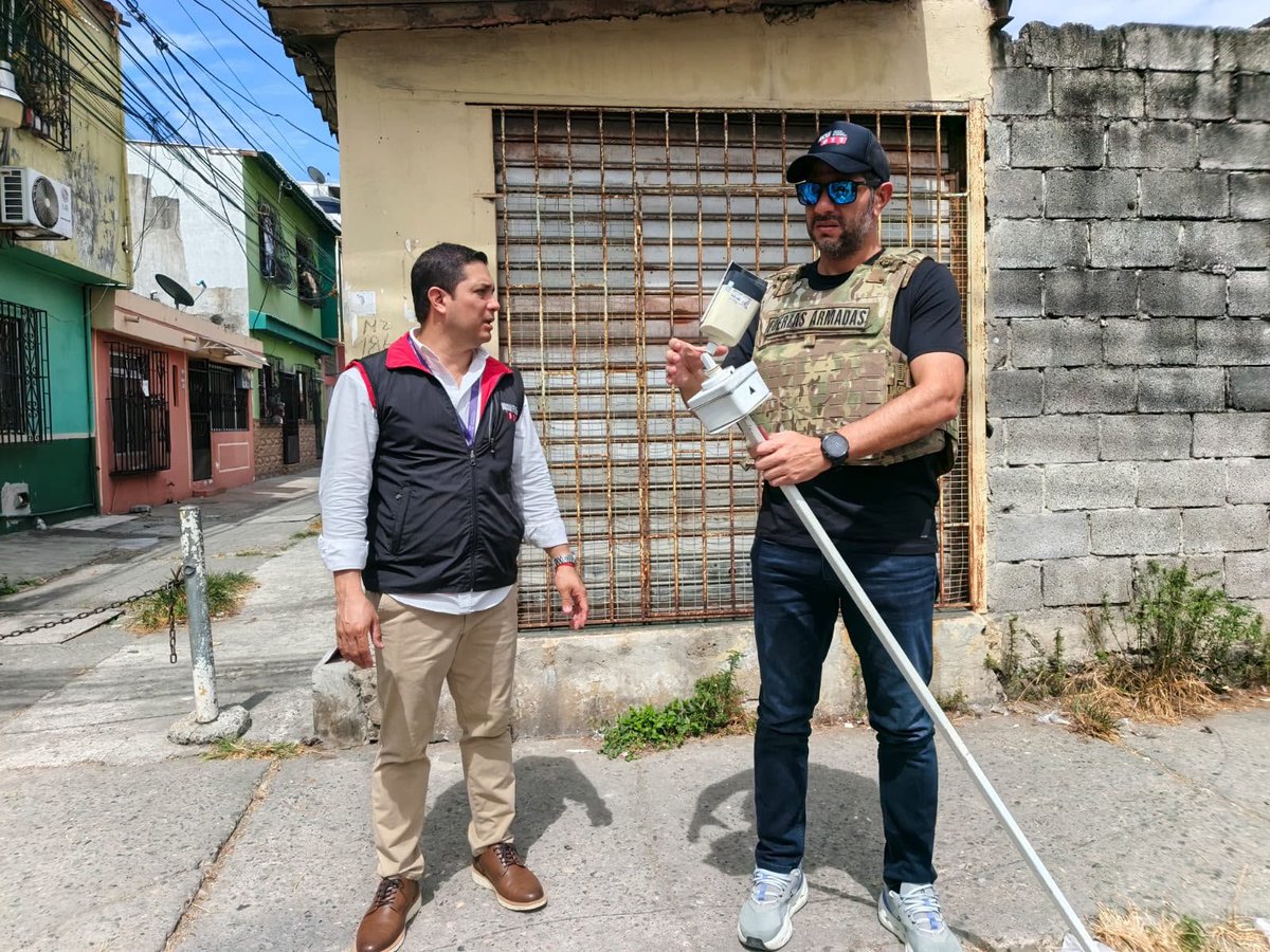 ECU911_'s tweet photo. 📍#Guayaquil | @JCPaladines , Director General del #ECU911 lideró el operativo conjunto para el retiro de 75 cámaras de videovigilancia, que operaban sin autorización en espacios públicos del norte de la ciudad, en los sectores:

✅Sauces
✅Guayacanes
✅Samanes 
✅Brisas del Río

La máxima autoridad del servicio de emergencias destacó que estas acciones con @PoliciaEcuador y @FFAAECUADOR permiten recuperar los espacios públicos y fortalecen la seguridad ciudadana.