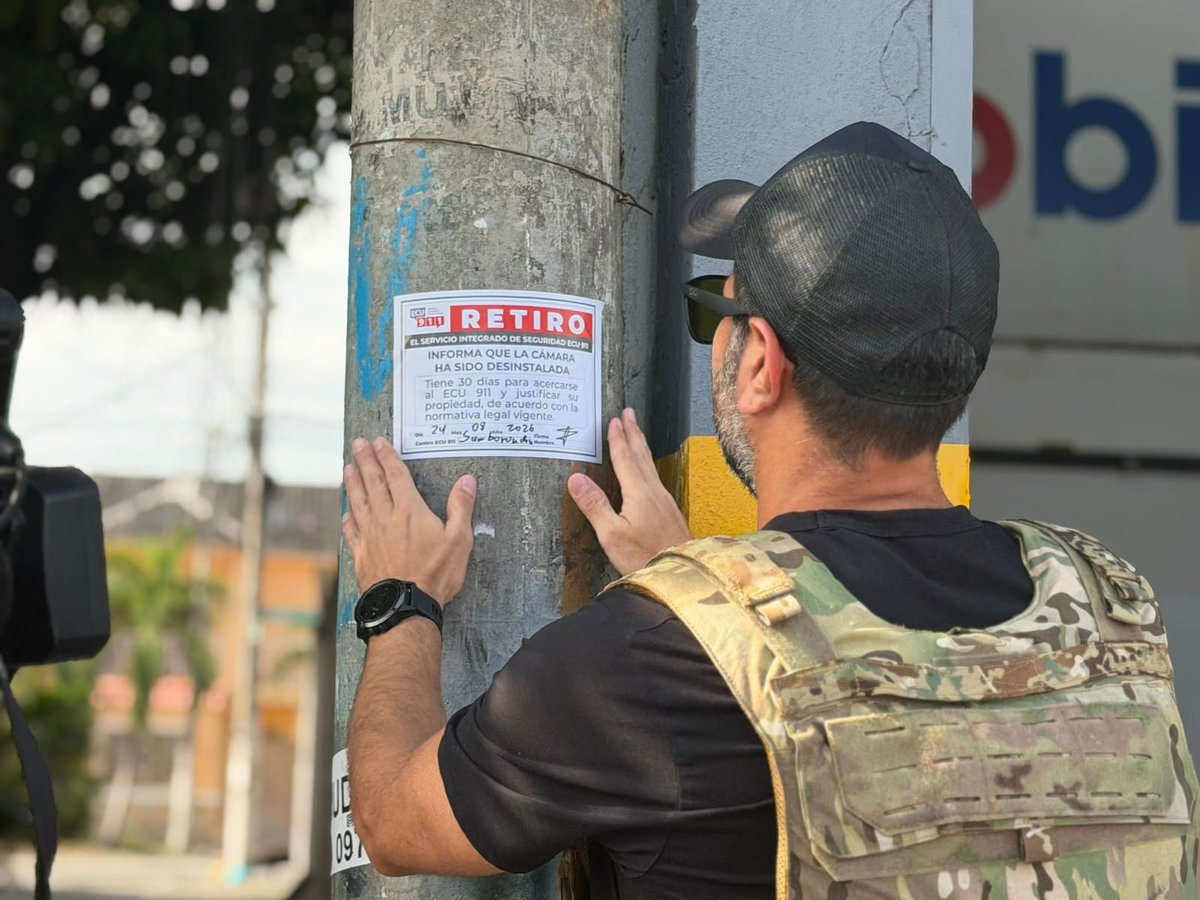 ECU911_'s tweet photo. 📍#Guayaquil | @JCPaladines , Director General del #ECU911 lideró el operativo conjunto para el retiro de 75 cámaras de videovigilancia, que operaban sin autorización en espacios públicos del norte de la ciudad, en los sectores:

✅Sauces
✅Guayacanes
✅Samanes 
✅Brisas del Río

La máxima autoridad del servicio de emergencias destacó que estas acciones con @PoliciaEcuador y @FFAAECUADOR permiten recuperar los espacios públicos y fortalecen la seguridad ciudadana.