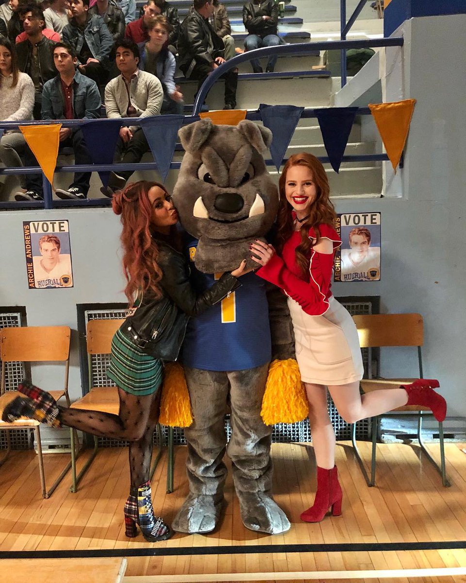 choniscamera's tweet photo. 📸 they love to pose with giant animals https://t.co/KlySu1fSRj