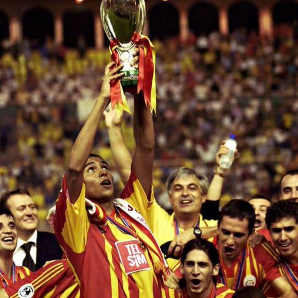 PesindeyizApp's tweet photo. TARİHTE BUGÜN | 25 Ağustos 2000

Galatasaray, UEFA Süper Kupa finalinde Real Madrid’i 2-1 mağlup ederek UEFA Süper Kupa’nın sahibi oldu.

Galatasaray, bu zaferle Avrupa’daki ikinci kupasını müzesine götürdü. https://t.co/XOgfilicf4