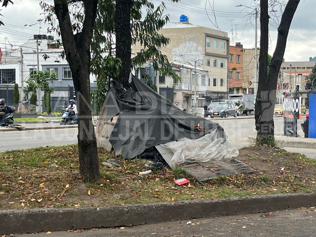 dianadiago's tweet photo. ¿Hasta cuándo los cambuches en Bogotá? 

Este cambuche está instalado en pleno separador de la Avenida Calle 28, entre la Calle 33A y la Carrera 24, en La Soledad, localidad de Teusaquillo.

Los vecinos tienen que convivir con esta situación y con la creciente percepción de inseguridad que generan estos asentamientos en el espacio público.

No podemos normalizar que los cambuches sigan apareciendo mientras los habitantes de calle continúan sin soluciones efectivas.

Señor alcalde @CarlosFGalan , Bogotá necesita soluciones de fondo.

@integracionbta  @teusaquillo13