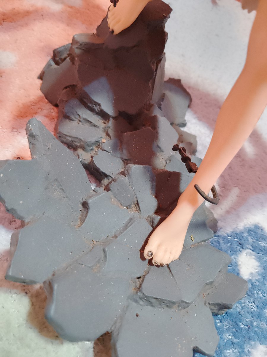 meei_misaki's tweet photo. mano a situação da minha figure q ficava na prateleira mais alta... https://t.co/QFhNvhnhMD
