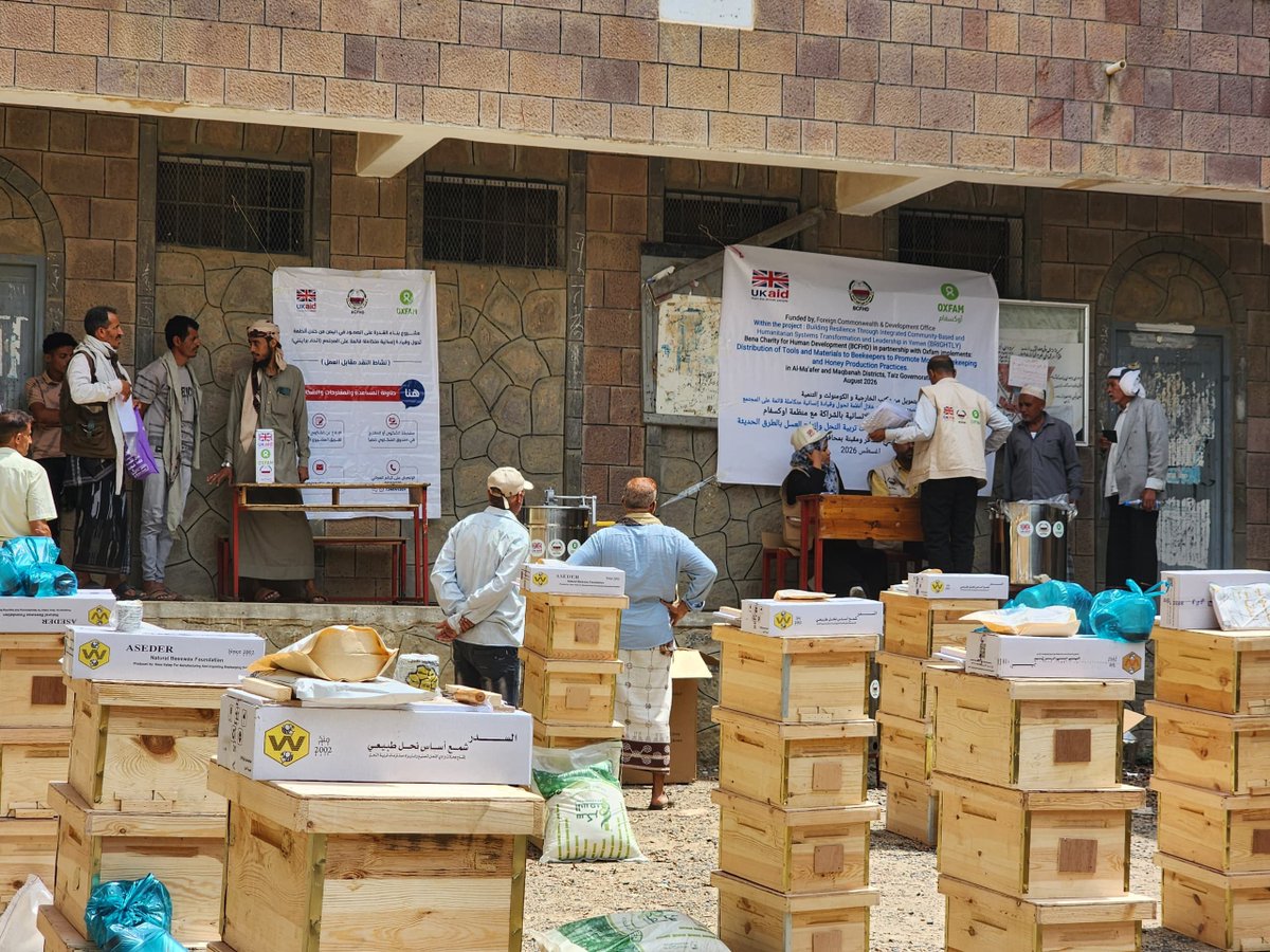 bcfhdorg's tweet photo. BCFHD, with Oxfam &amp; FCDO funding, distributed beekeeping supplies to 17 beekeepers in Al-Ma’afer District, Taiz. Under “Promoting the Transition to Modern Beekeeping and Honey Production Practices”, adopt modern hives, increase honey quality &amp; livelihoods. https://t.co/Pe0oo2CZzO